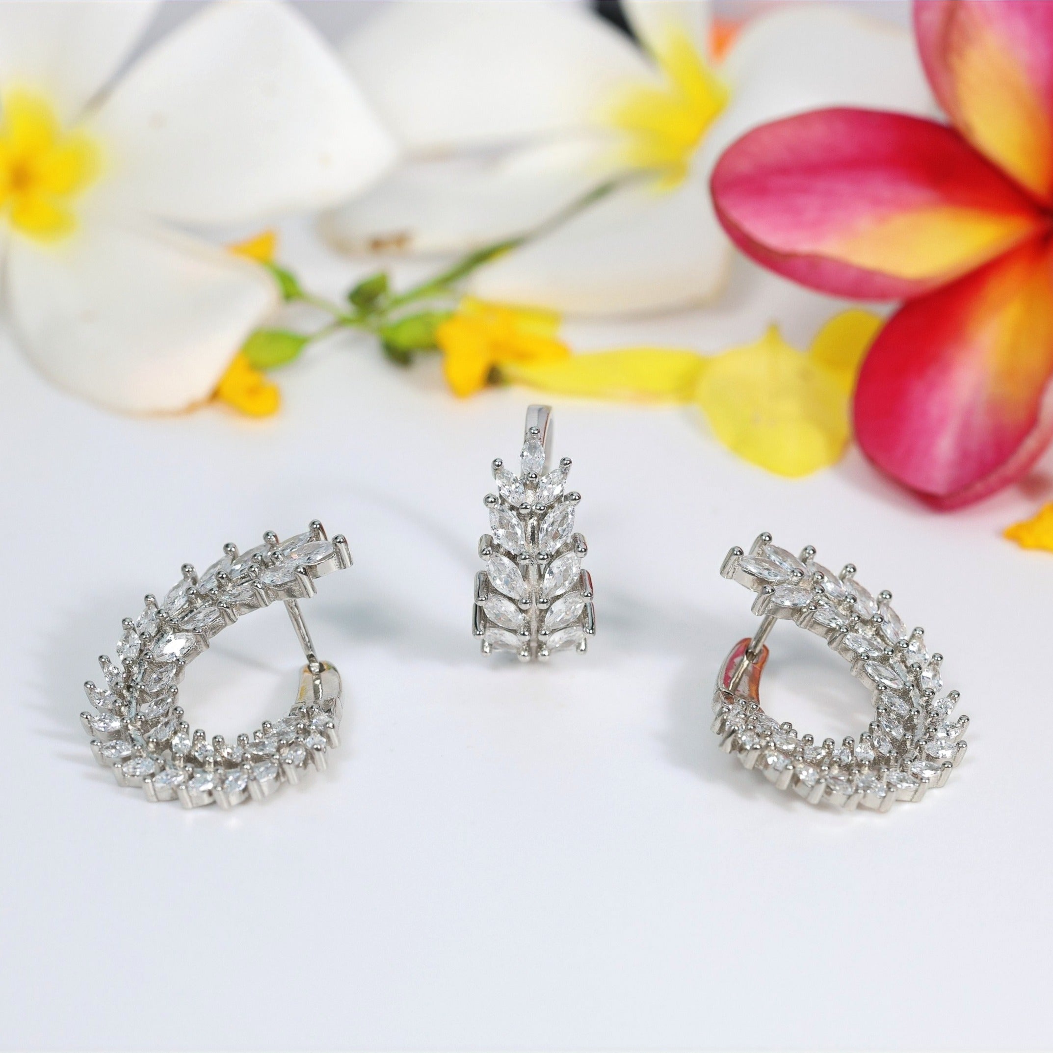 Large Wreath Crytal Ring image 1