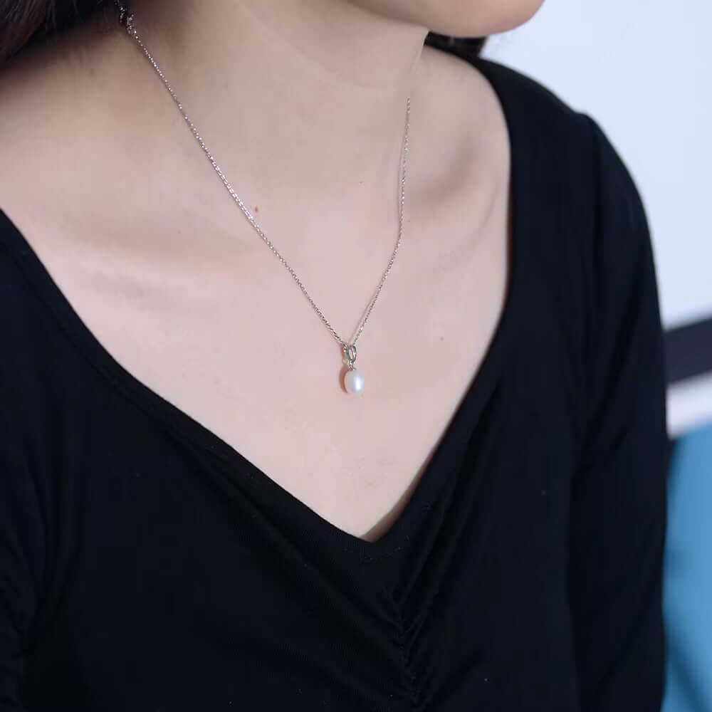 Elegant 925 Sterling Silver necklace featuring a freshwater pearl, ideal for any occasion. 14k Gold-Plated and Rhodium details.