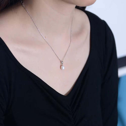 Elegant 925 Sterling Silver necklace featuring a freshwater pearl, ideal for any occasion. 14k Gold-Plated and Rhodium details.